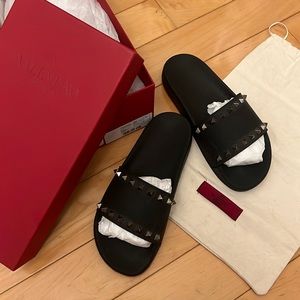 100% Authentic Valentino Garavani. Beautiful rockstud slides